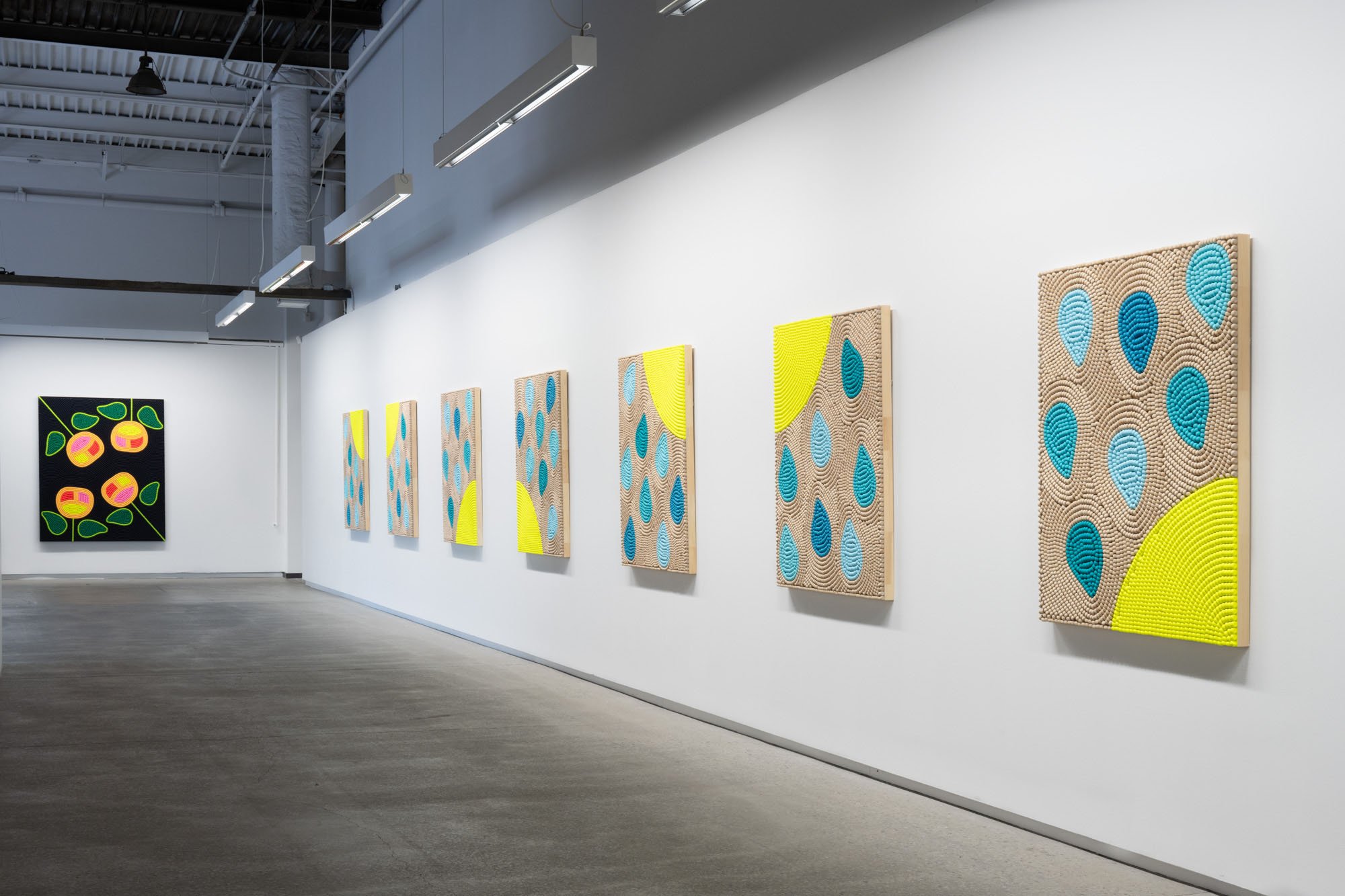 Renée Condo , One who shatters particles, one who smells flower, 2025. Vue d’installation / Installation view.