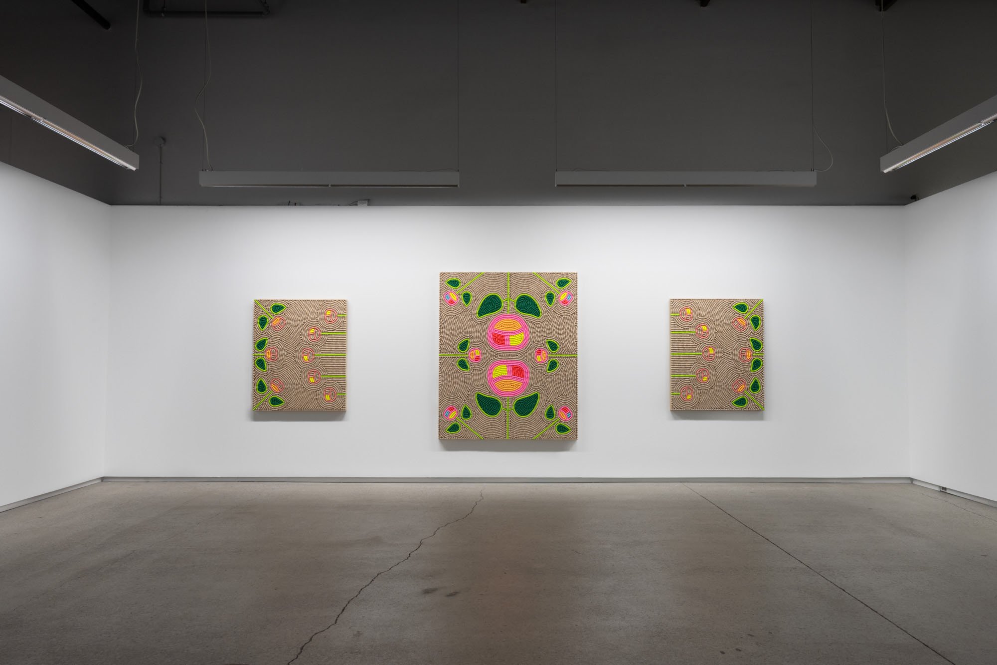 Renée Condo , One who shatters particles, one who smells flower, 2025. Vue d’installation / Installation view.