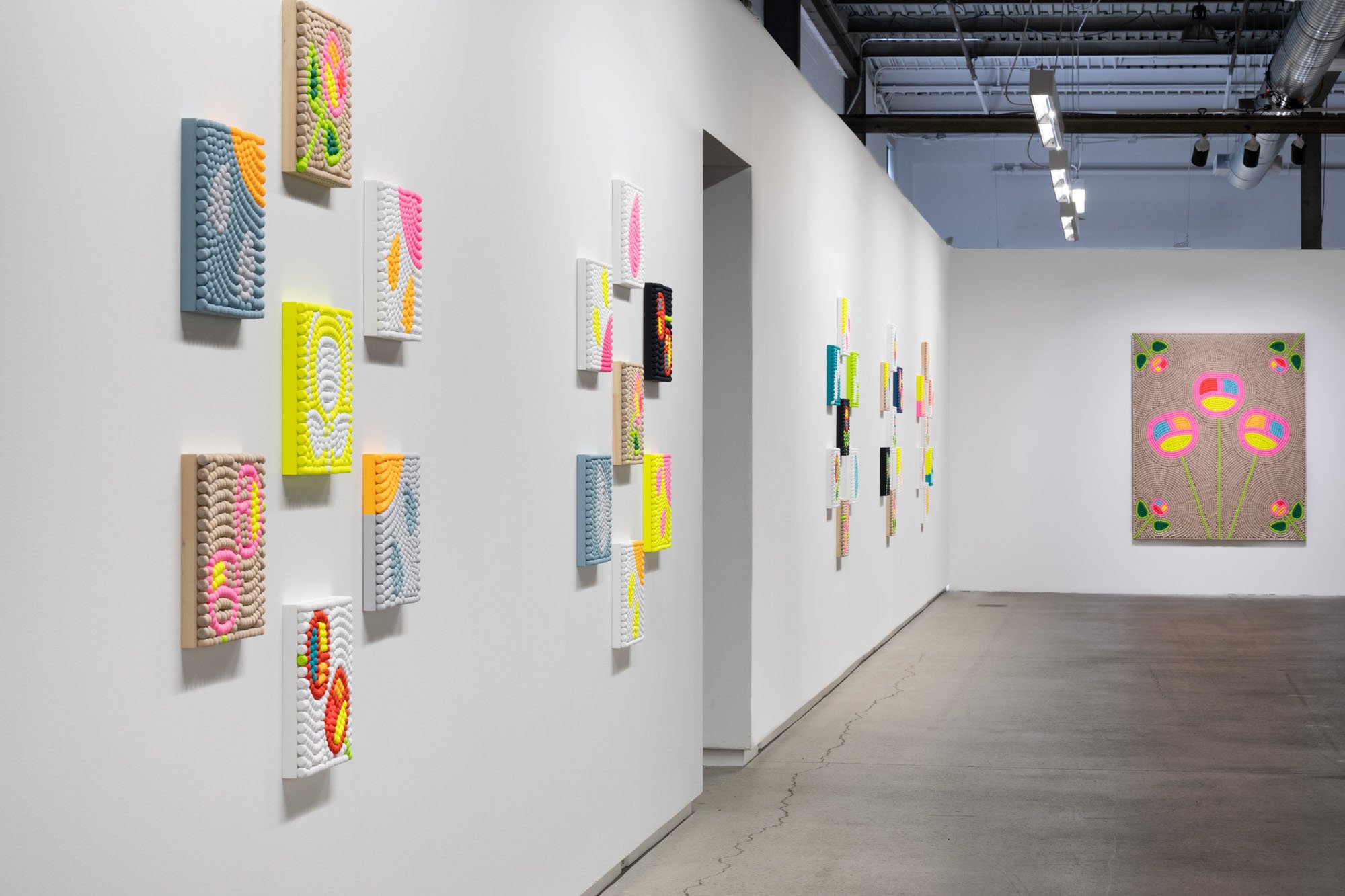 Renée Condo , One who shatters particles, one who smells flower, 2025. Vue d’installation / Installation view.