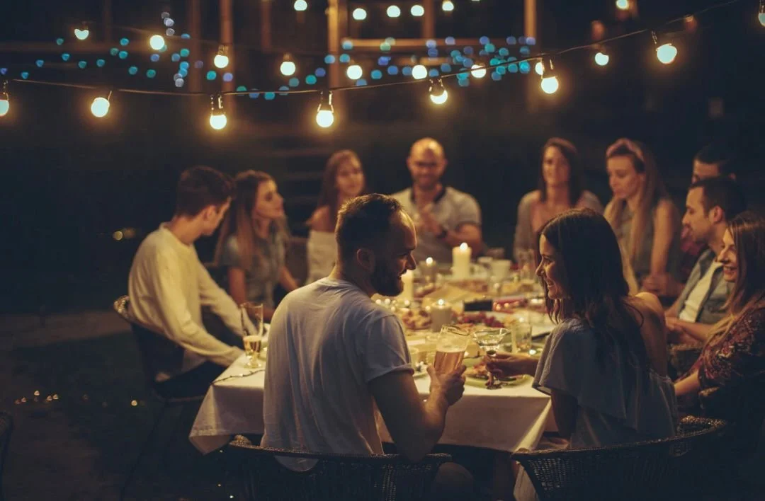 COME LE PERSONE ALTAMENTE SENSIBILI POSSONO SMETTERE DI SENTIRSI ANSIOSE AGLI EVENTI SOCIALI (E FINALMENTE GODERSELI)