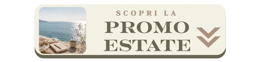 Promozione estiva con vista sul mare, libro, tazza e coperta su un tavolo vicino all'oceano.