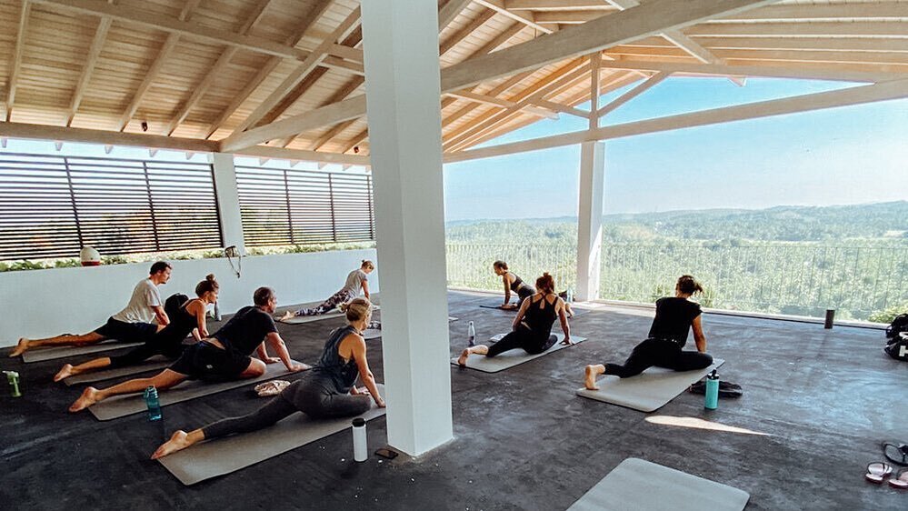NEW CLASS ~ Morning Mobility + Yoga Movements with @chelseystravels_ on Fridays at 9.30am. For this week only (21st April) the class is FREE so come down and see what it&rsquo;s all about #morningmobility #workoutwithaview #makahiyafitness