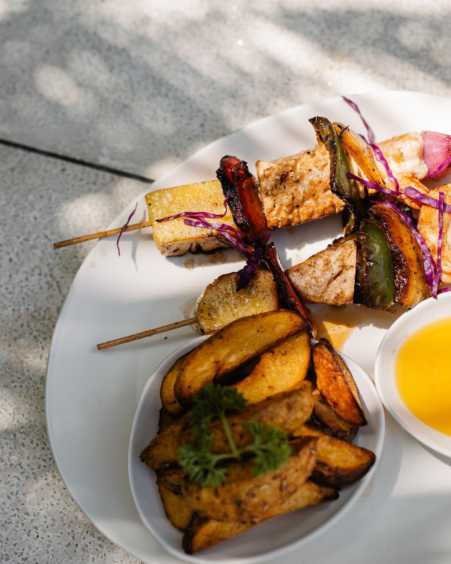 We&rsquo;ve got a few new additions to the Makahiya Eats menu including this fresh seafood kebab 🐟🍤😋 All locally caught and the perfect fuel after a workout 💪🏼 #proteingains #seafood #foodsrilanka #makahiyafitness