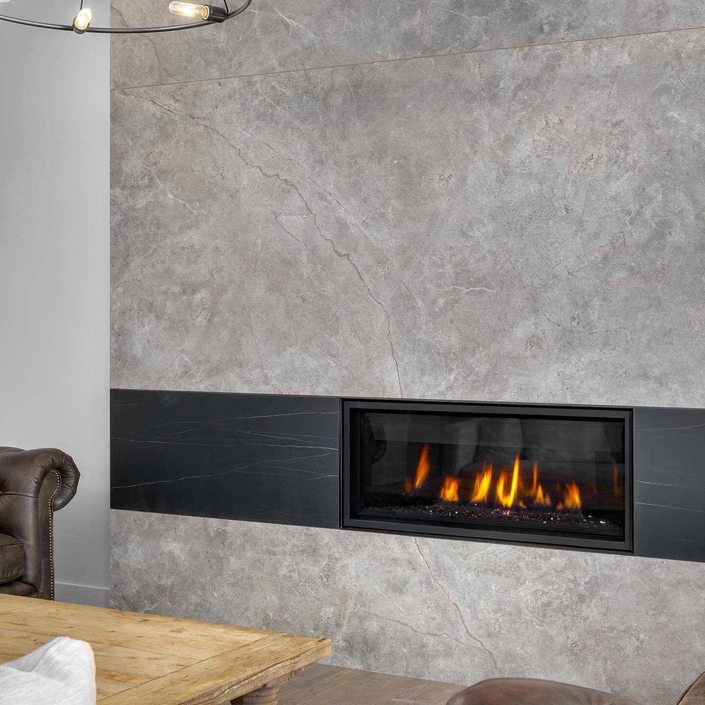 Remarkable textures. Zoom in to experience the richness and subtleties of this sheet porcelain finish from @porcelanosacalgary. Renovation by DBD with @ruschprojects 
.
.
.

#yycdesigner #yycdesign #yyclifestyle #yycinteriors #yycrenovations #calgary