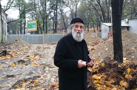 Meylakh-Sheykhet-at-the-digging-site-of-the-Old-Jewish-Cemtery-of-Lviv-on-Nov.-7-2016.-Photo-Cnaan-Liphshiz.jpeg