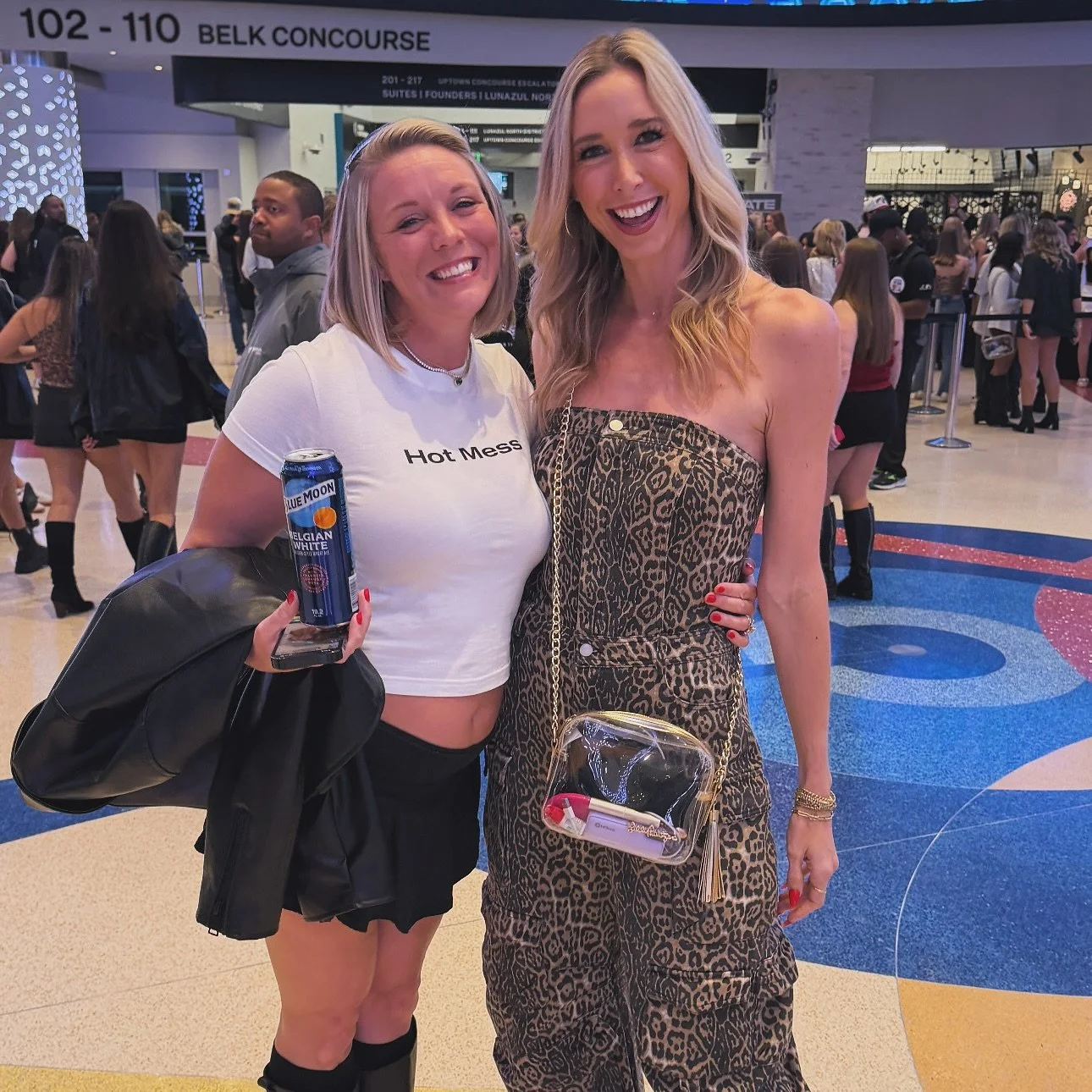 Small world and big smiles! 

Got to see my girl @alittlebitofpagesix last night at @tatemcrae ! 

She was one of my trainers and teammates at the Hoots back in 2017 🦉

Swipe right to see baby us 🧡 Orange, white, and @hooters for life!