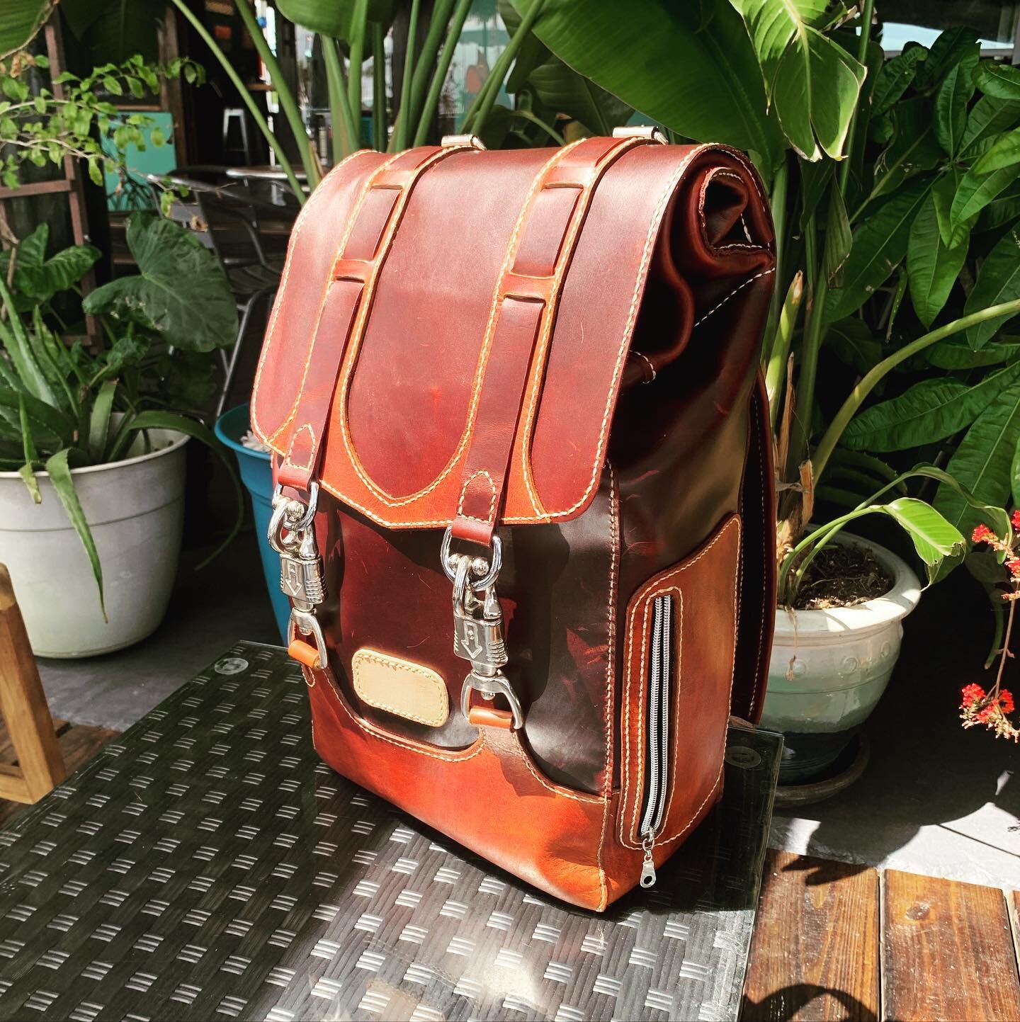 New Bag Friday!!!
Sold my personal bag a while back so I took the opportunity to upgrade my gear. The Via Appia Backpack!
Link to the store in Bio. #ALC #Leather #LeatherCraft #COVIDSkill #HandCut #HandStitched #HandDyed #HandMade #KeyWest #LocalArti