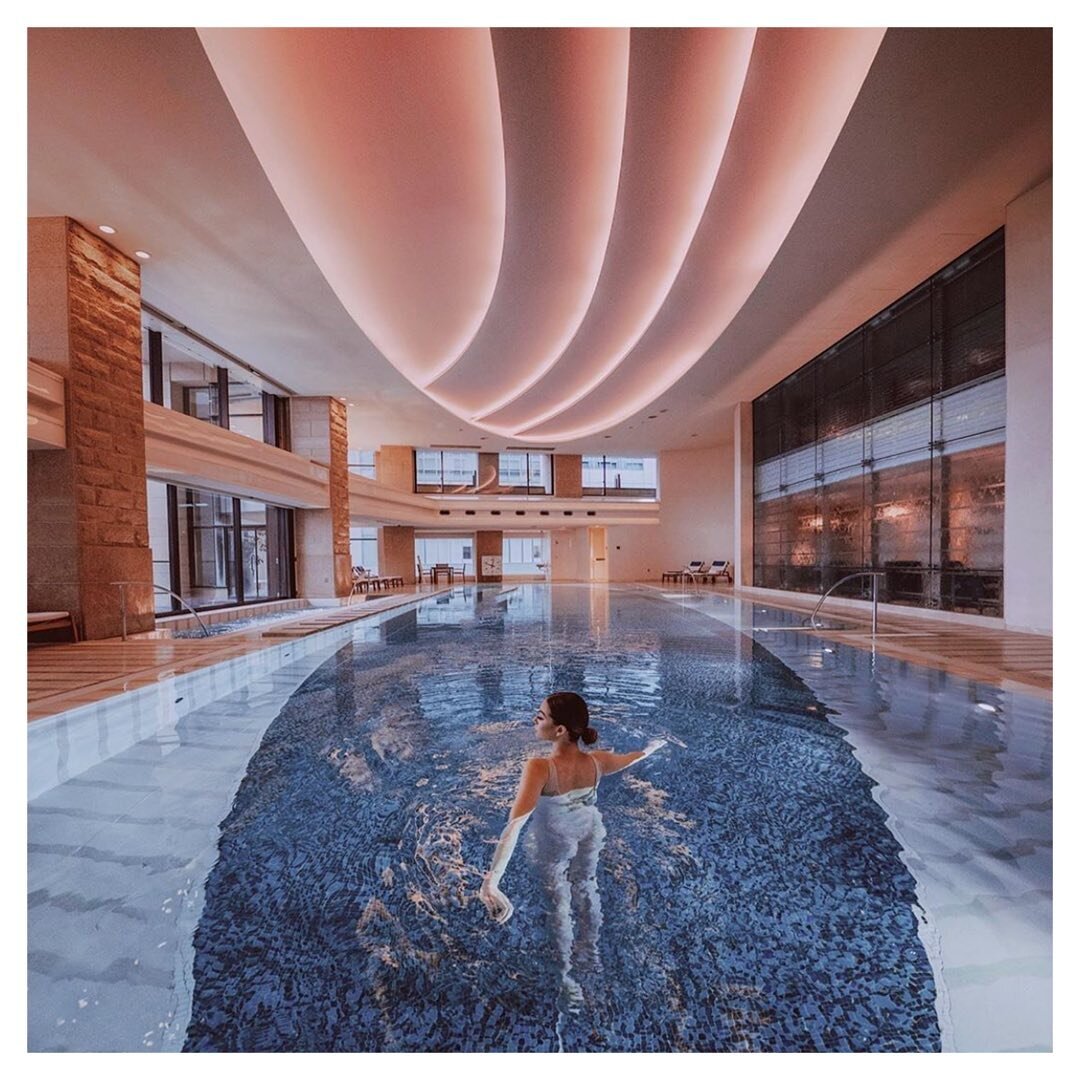 International in design, Japanese by inspiration - perfectly encapsulated in the @thepeninsulatokyo stunning spa and pool

📷 @taramilktea taking a dip 

.
.
.

#thepeninsulatokyo #peninsulahotels #tokyo #japan #luxuryhotel #spa #pool #design #travel