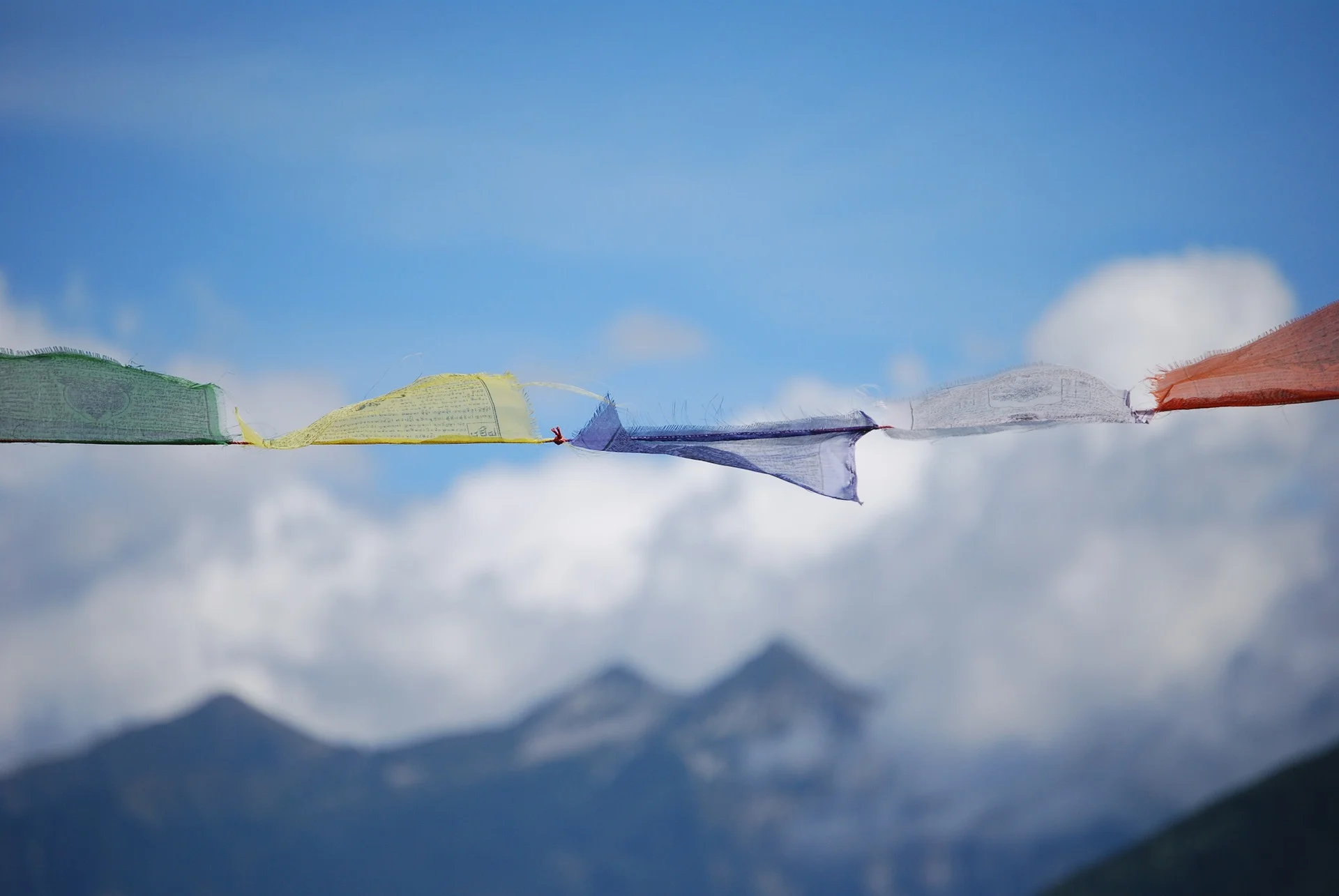 prayer-flags-727171_1920.jpg