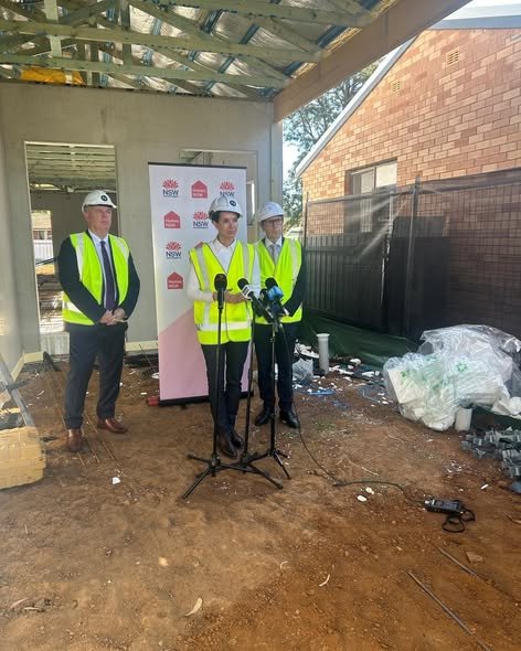 HOUSING MINISTER VISITS WAGGA