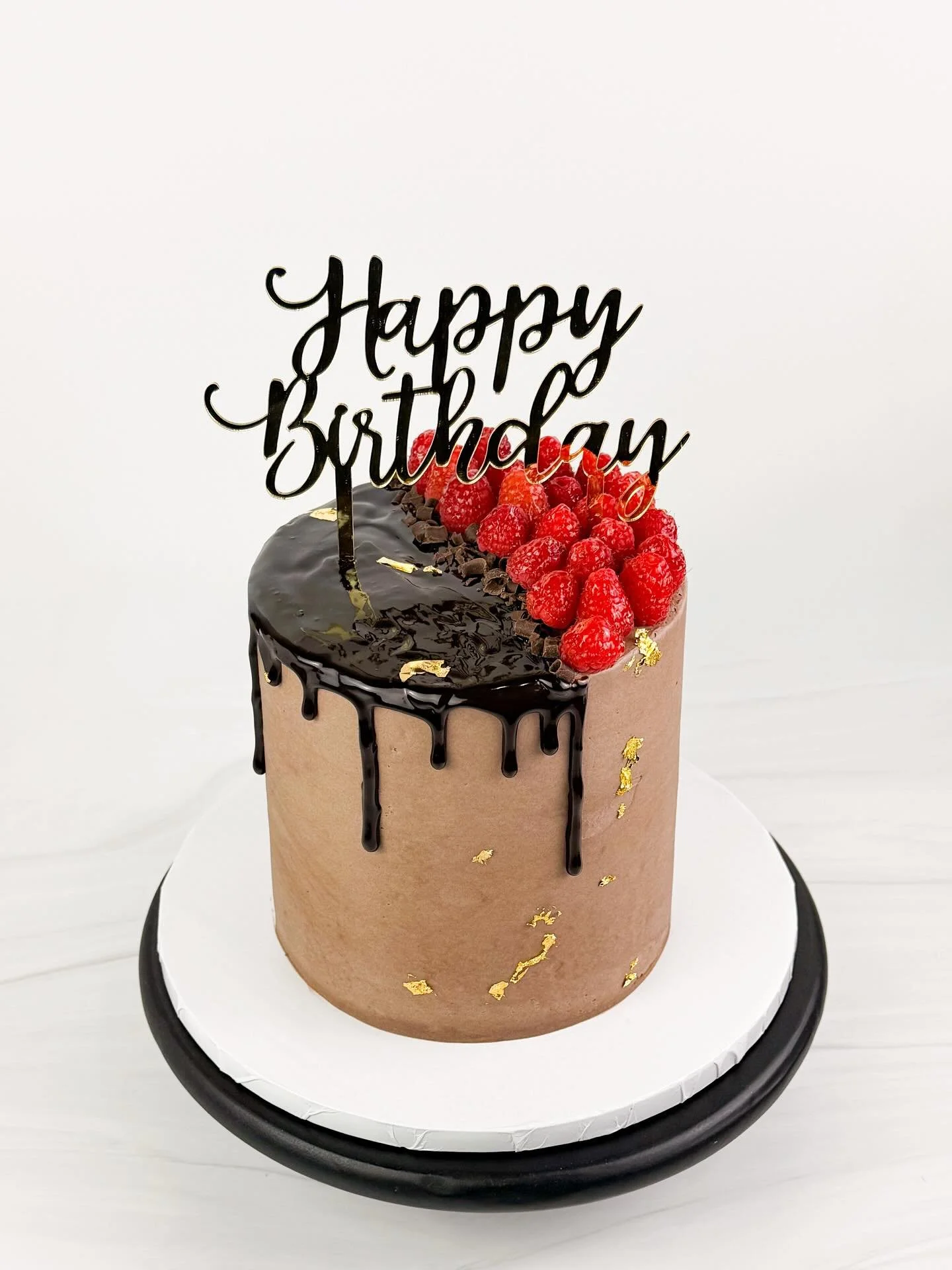 Chocolate Raspberry with 24k gold leaf✨
.
.
.
#clarascakesllc #clarascakes #cake #cakes #cakedesign #cakedecor #cakedecoration #cakesofinstagram #cakedecorating #cbus #cbusfoodscene #cbuslife #cbusgram #cbuseats #cbuslocallove #cbusfood #columbus #co