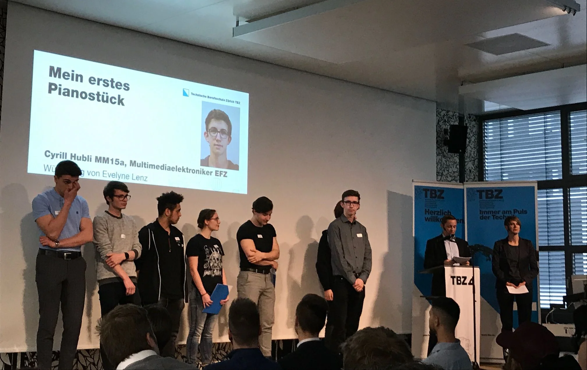 Unter den besten 28 von über 700 Arbeiten. Wir gratulieren unserem Multimedia Lernenden Cyrill Hubli zur Auszeichnung der Vertiefungsarbeiten der Technischen Berufsschule Zürich. Die Arbeit wird als eine der 28 besten Abschlussarbeiten an der Ausstellung der TBZ prämiert. Wir wünschen Dir für das weitere QV/LAP alles Gute.