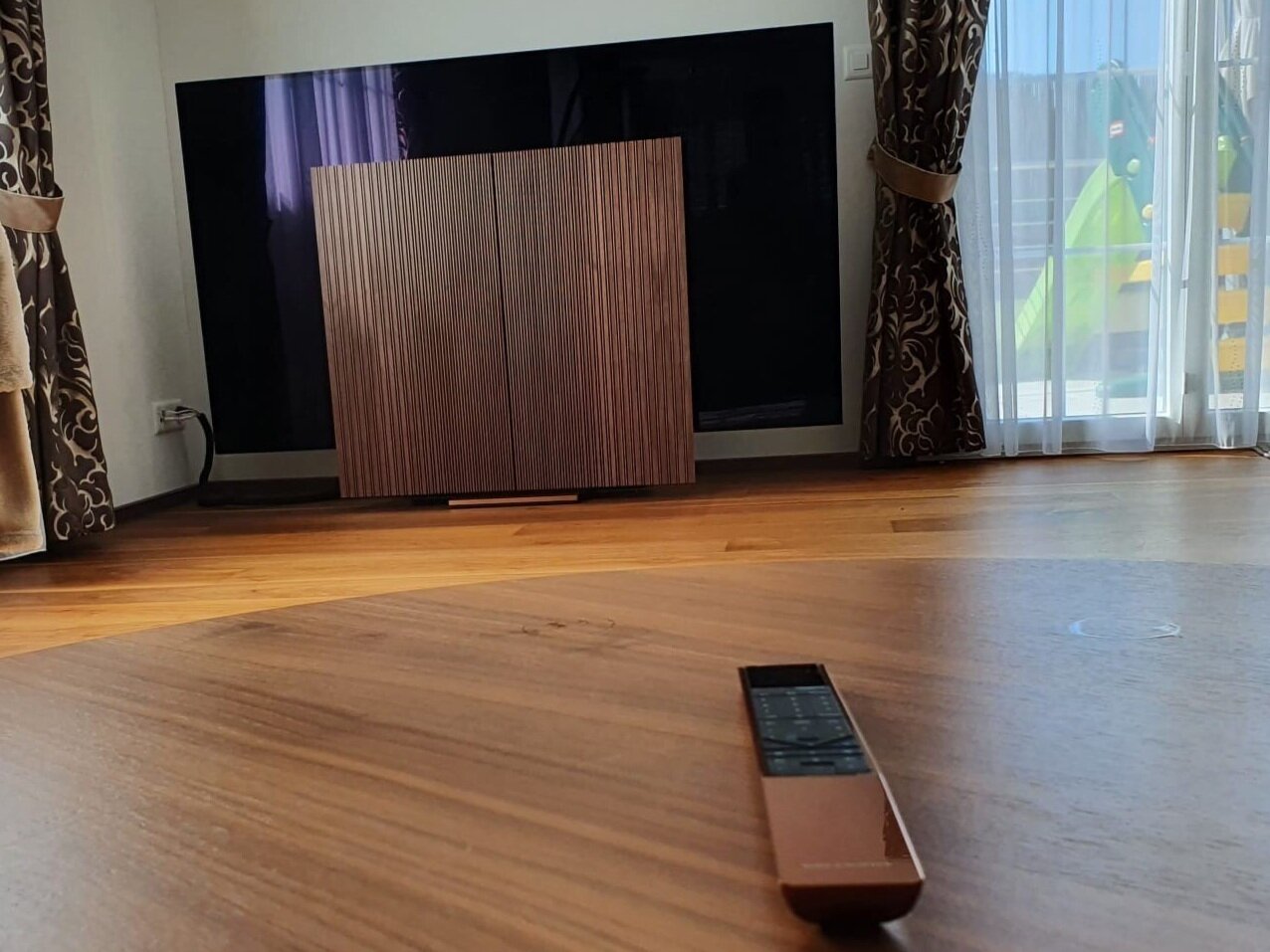 Harmonie in Bronze Bang&amp;Olufsen BeoVision Harmony 77"