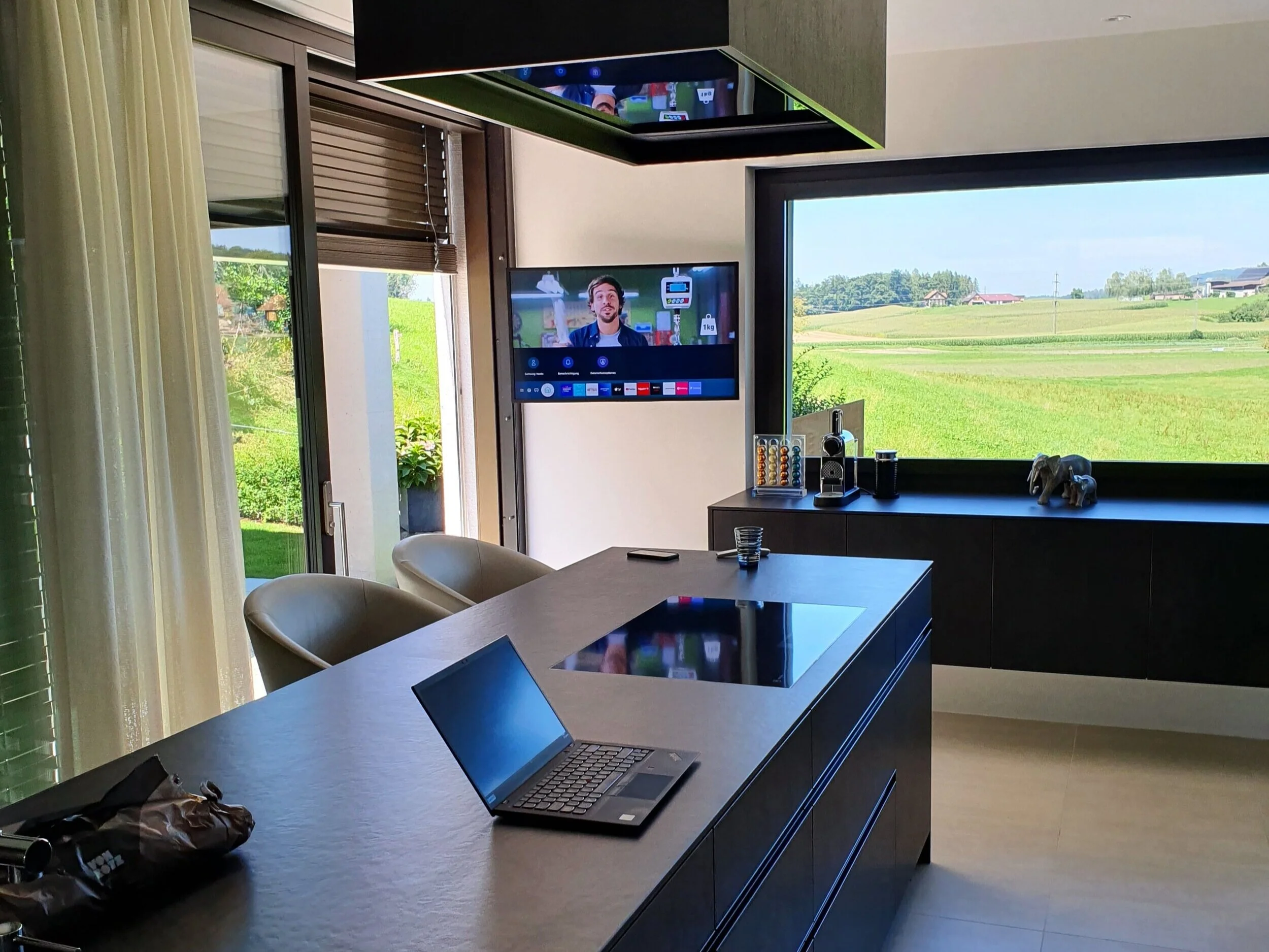 Küchenprojekt mit Samsung The Frame und der Trendline Designmanufaktur GmbH im Kanton ZG