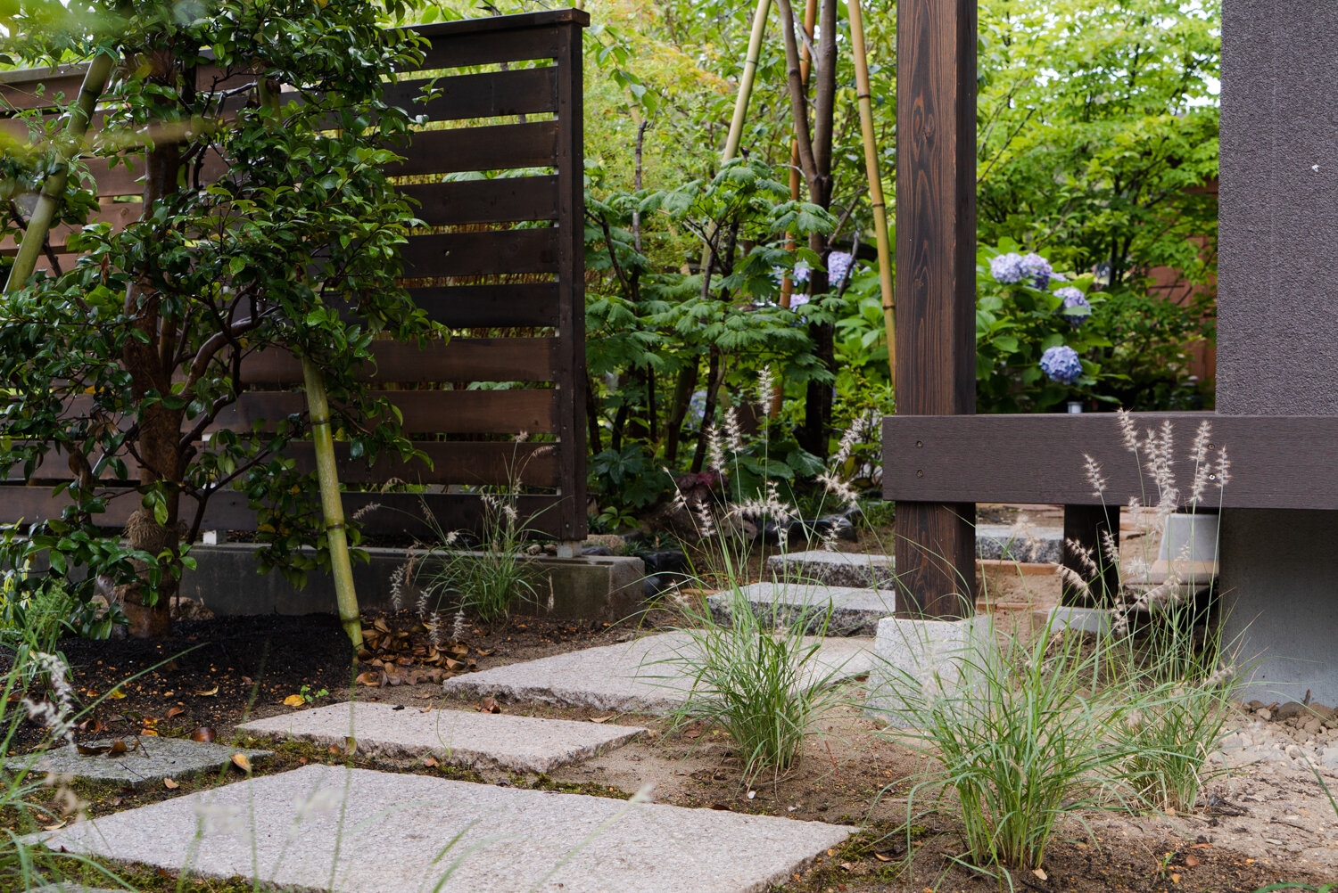 上越妙高のガーデンデザイン Omote Studio アウトドアリビングで暮らそう 御影石と雑木の庭 新潟市東区