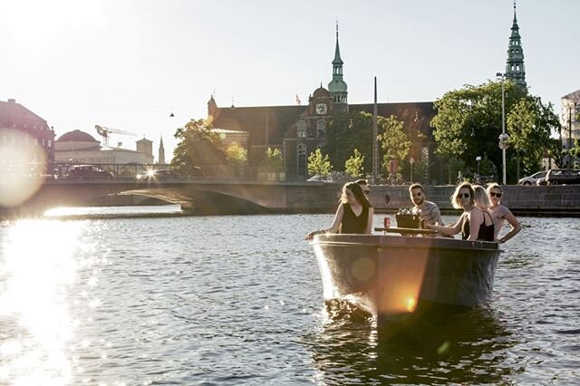 Sankt Hans aften 🔥⁠
⁠
Selvom de mange flotte Sankt Hans b&aring;l desv&aelig;rre er aflyst i &aring;r, er det alligevel hyggeligt at bruge aftenen ombord p&aring; en GoBoat. Tag aftensmaden og det gode selskab med p&aring; vandet til en hyggelig som