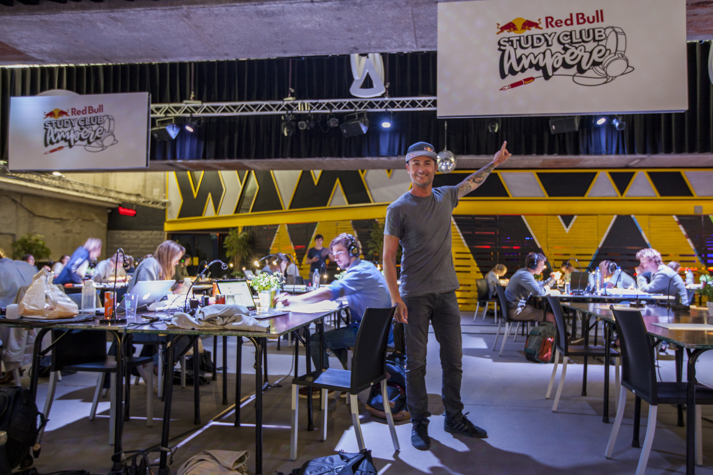 Met je neus in de boeken in clubs 