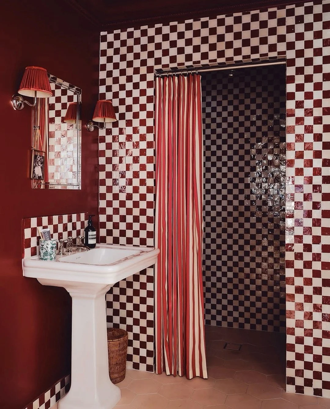 I love how these designs have taken one colour and threaded it throughout the room in different patterns and styles. It creates a wonderful composition of contrasting tones and textures. 

Designs by ~
@studioduggan
@studioanton
@sarahkdesignslondon
