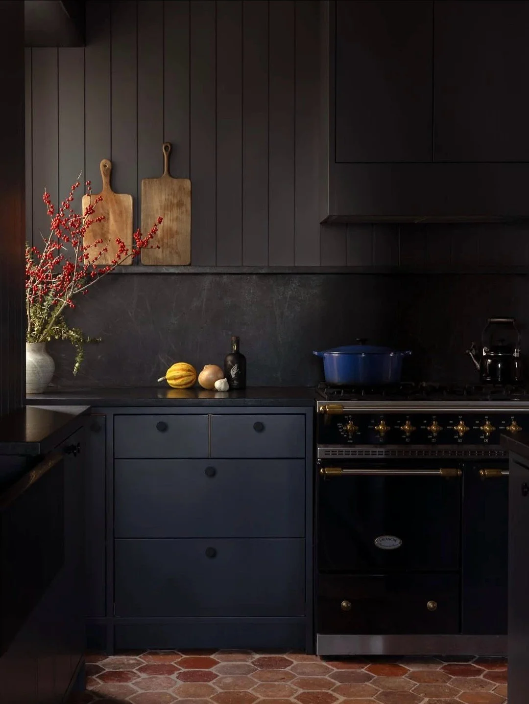 In the spirit of the clocks going back and welcoming in shorter days, here's some design inspiration on honing dark colours in your home in a way that's warm and inviting.

Images by ~
@ashe_leandro
@mylands_london
@devolkitchens
@cattoandco
 
#hallo
