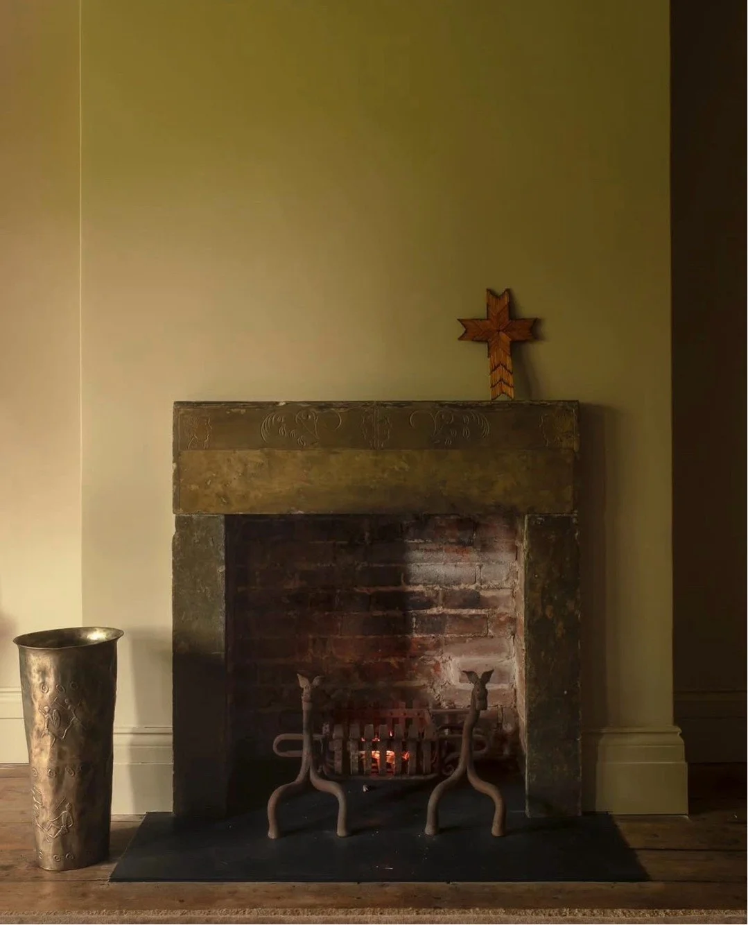 With Halloween around the corner and the ultimate arrival of autumn (but it feels like winter?!), the season of lit fireplaces has returned. A bit like the a kitchen, a crackling fire is beyond inviting and welcoming in a room. Cosy and warm, just wh