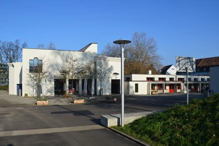 Abb. 2: Vorplatz des Gemeinschaftszentrums Buchegg.