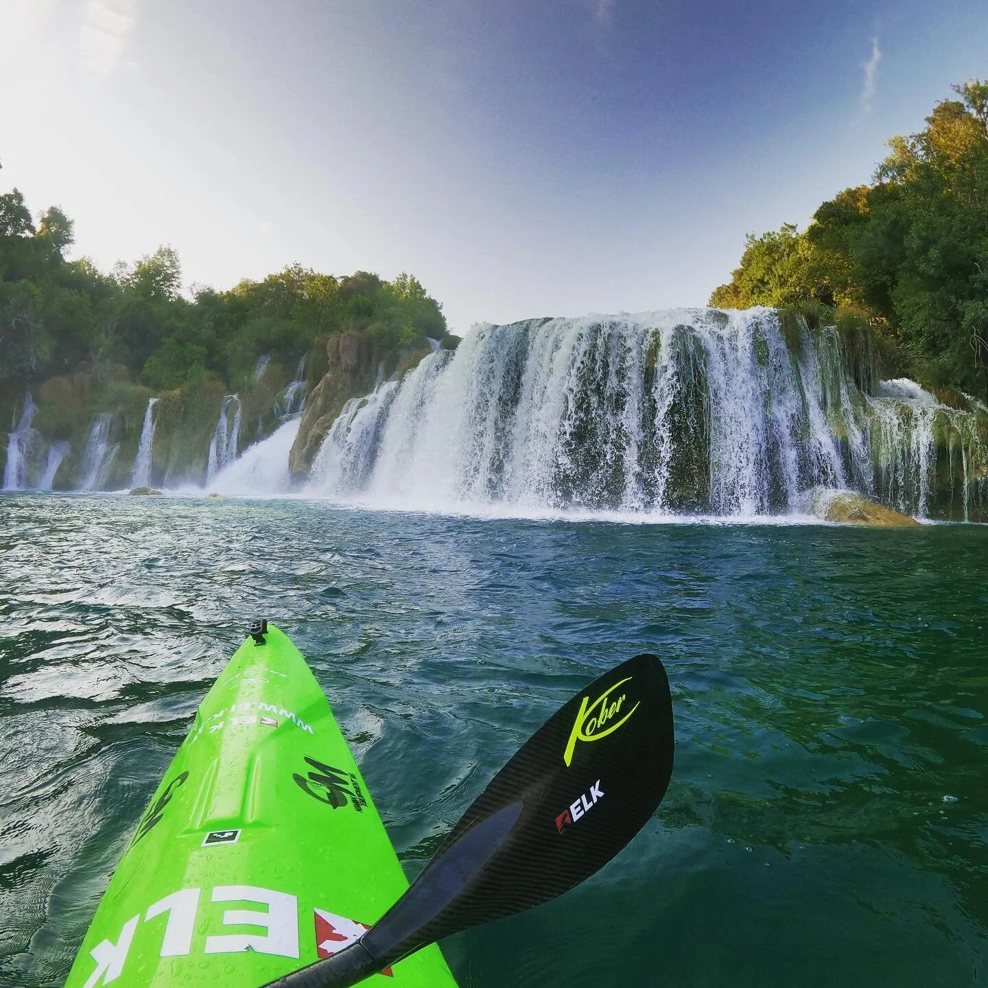 Als Abwechslung am Süßwasser eine Session π
Mit schöner Aussicht zu den @krkawaterfalls , nur leider das falsche Kajak mit π
#enjoysummer #keeptraining #inwaterwelive 
@elk.at @koberpaddles @sandiline_official @pureathleten @redbull