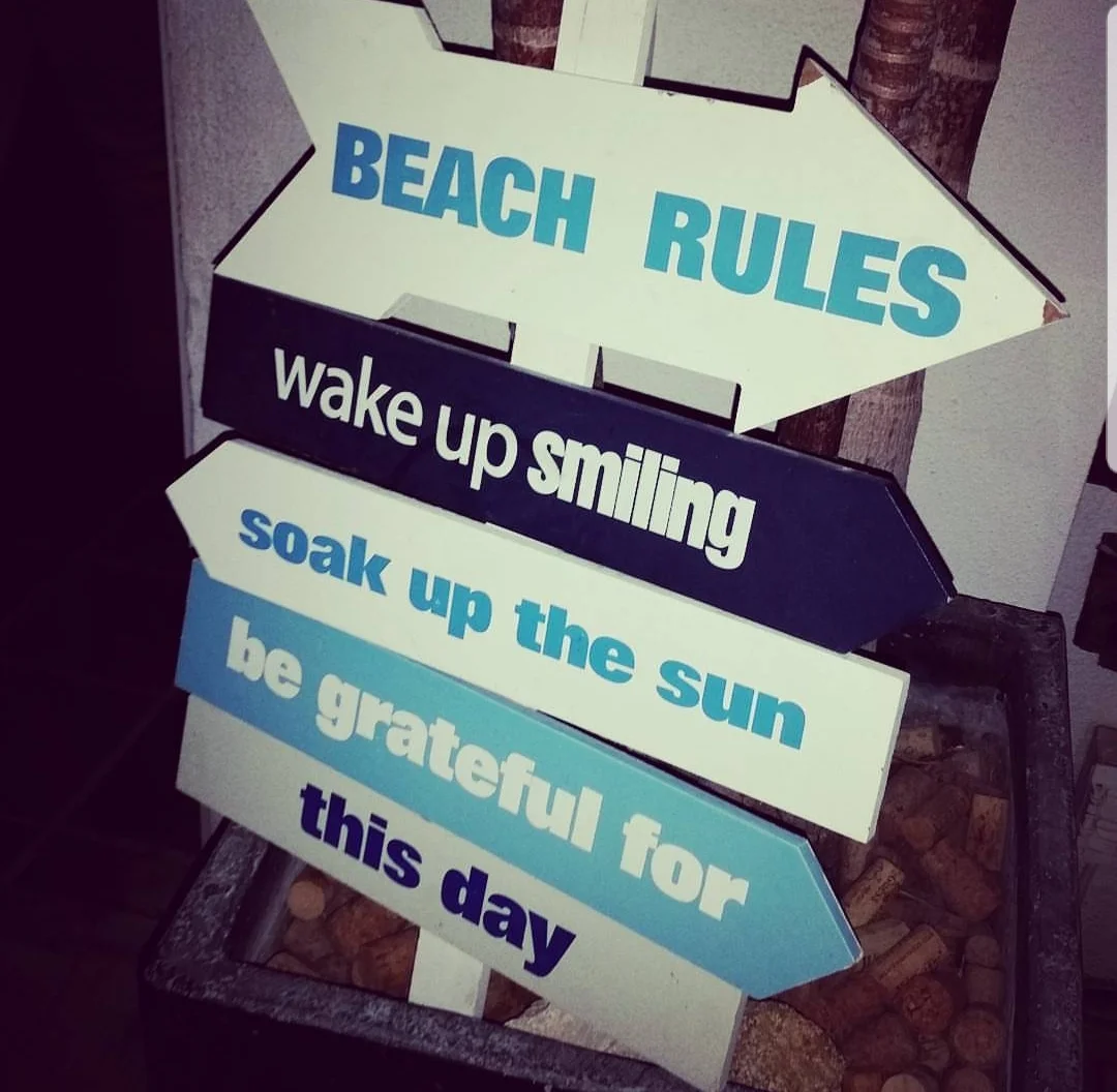 Basic rules for Aruba on a sign on the beach