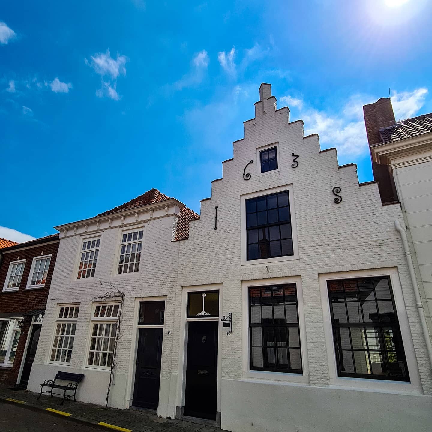 SUNshine is a welcome thing, it brings lots of brightness. 
Right when you need it!
#backhome🏡
.
.
.
.
.
#sunshinegirl #bluesky💙 #beautifulday☀️ #fryyay
#dutchdesign #dutch_best #uniquehomes #architecturephotos #dutchhouse #strollingaround #citywal