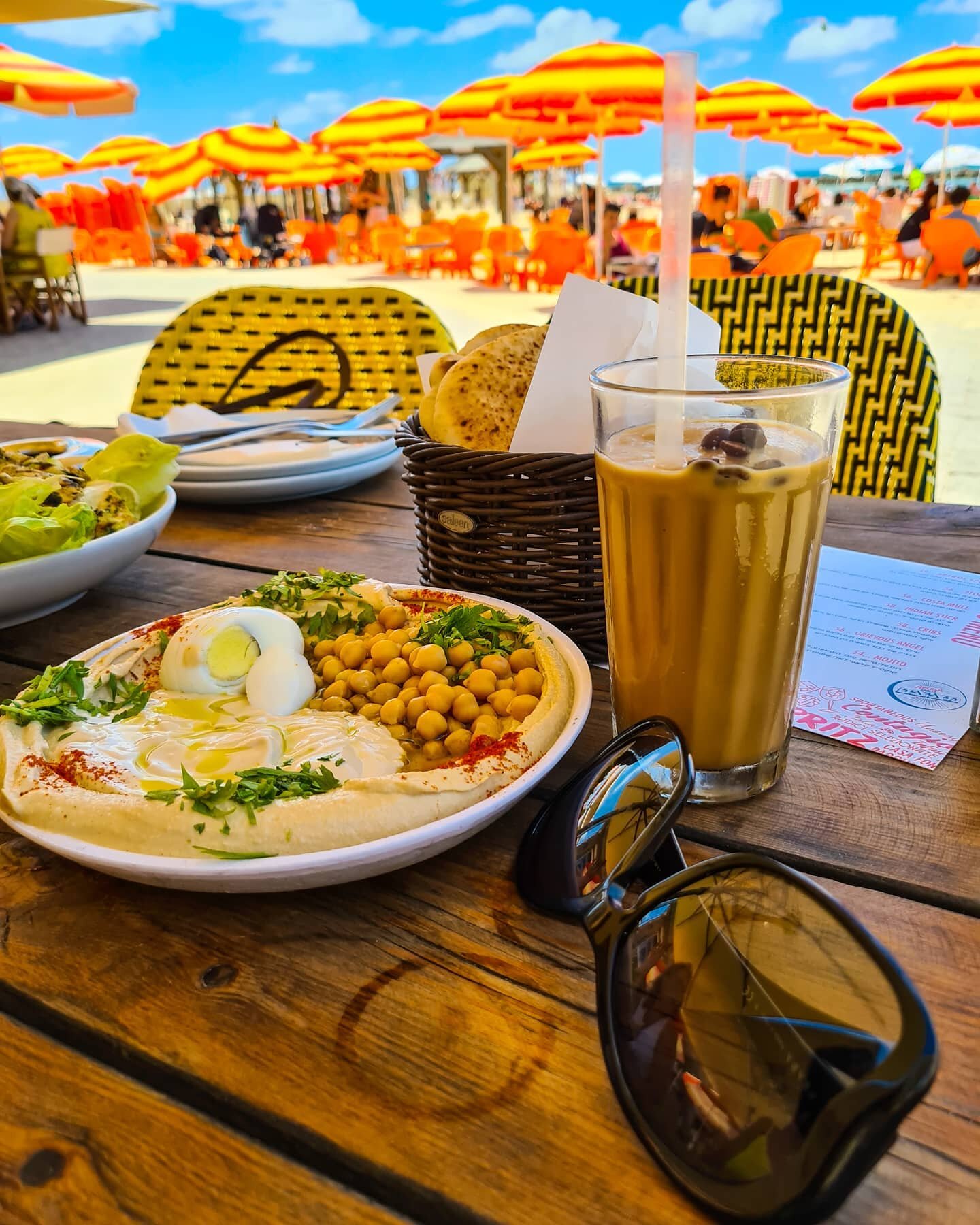 It is my favorite thing to do during my summer stays in Israel...
Lunch &amp; Dinner on the BEACH.
What else? 🌊⛱😎
This beach restaurant is one of my favs. Planning to spend the day on the beach in Tel Aviv? 
Do it here! 👉 @mezizim 
#telavivoftheda