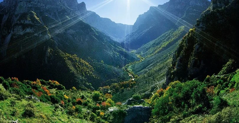 Vikros-Gorge-in-the-Epirus-mountains-Greece-810x418.jpg