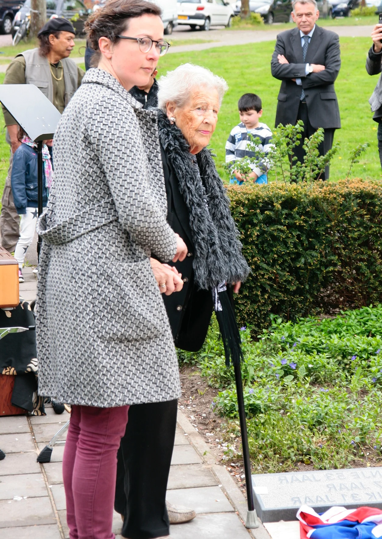 Monumentenontwerpster Leonie Brinks met oud-verzetsstrijdster bij onthulling van uitbreiding van verzetsmonument Transwijk Utrecht
