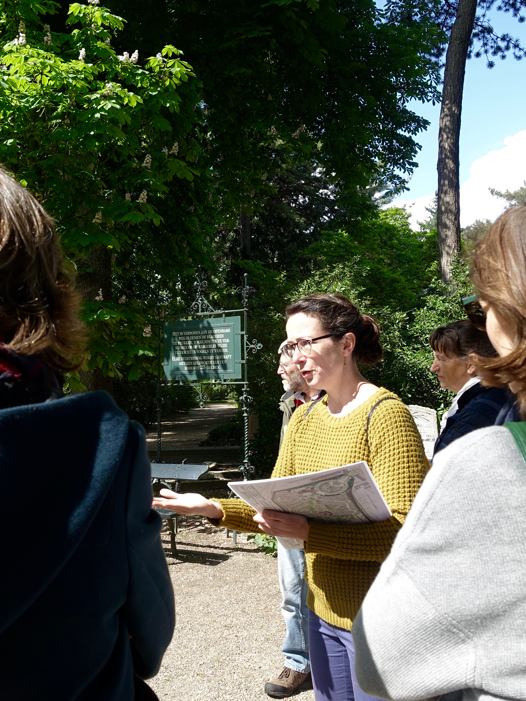 Foto van Leonie Brinks die rondleiding geeft op begraafplaats Kovelswade in Utrecht.