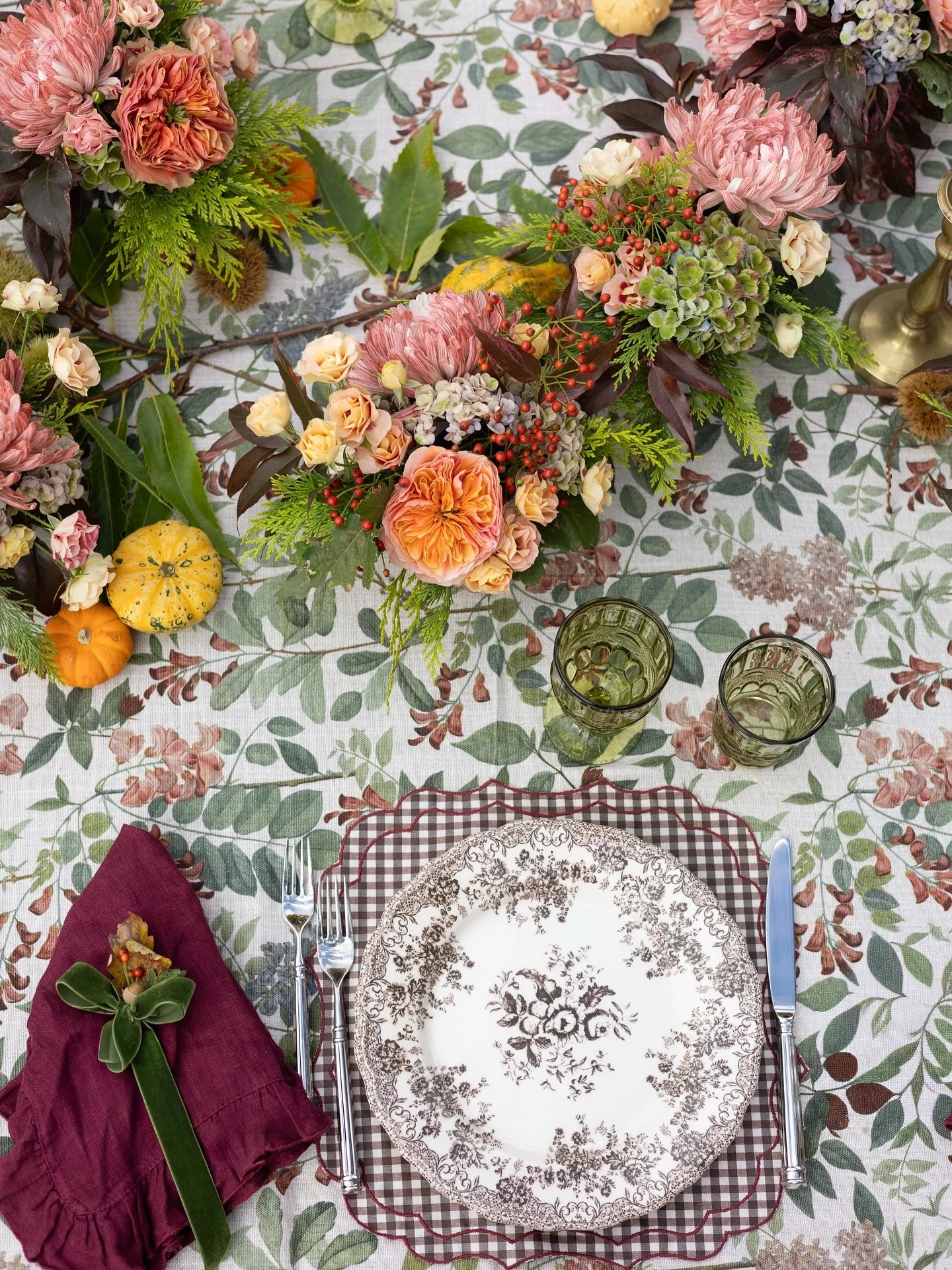 This past Saturday, I had the joy and privilege of capturing the enchanting workshop by @ouifleurs and @ouiincucina , set against the breathtaking backdrop of the rolling hills of Bologna in a charming house a dreamy haven, where the charm of an Engl