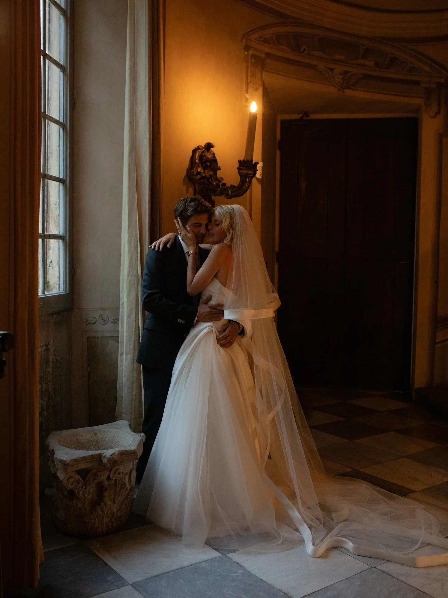 A crazy-beautiful glimpse of yesterday in Bologna &mdash; endless thanks to Beatrice and Francesco ✨🤍
.
.
.
@fulviasanti wp
@palazzoalbergatizolapredosa venue
@lecertosine stationary
@hairsecondfloor hair
@sabrinacatalano.mua 
@labzerodue video 
@an