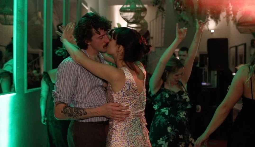 I&rsquo;m totally in love with kisses on the dancefloor during wedding Events!