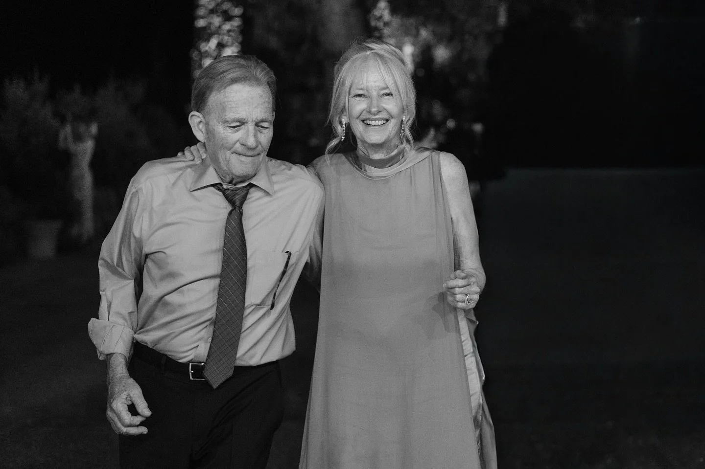 Love is a dance that never grows old.
I see it in the way two souls, young and radiant, discover each other for the first time.
And I see it in the tenderness of those who have walked a lifetime together, still swaying to the rhythm of a song under t