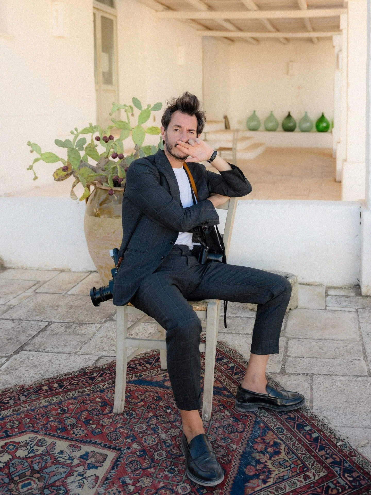 This summer, I had the honor of working alongside @photosantucci on a few of his weddings, moments made of collaboration, trust, and shared vision.

During one of those days, on a warm late-summer afternoon, I captured this portrait of Stefano.

I wa