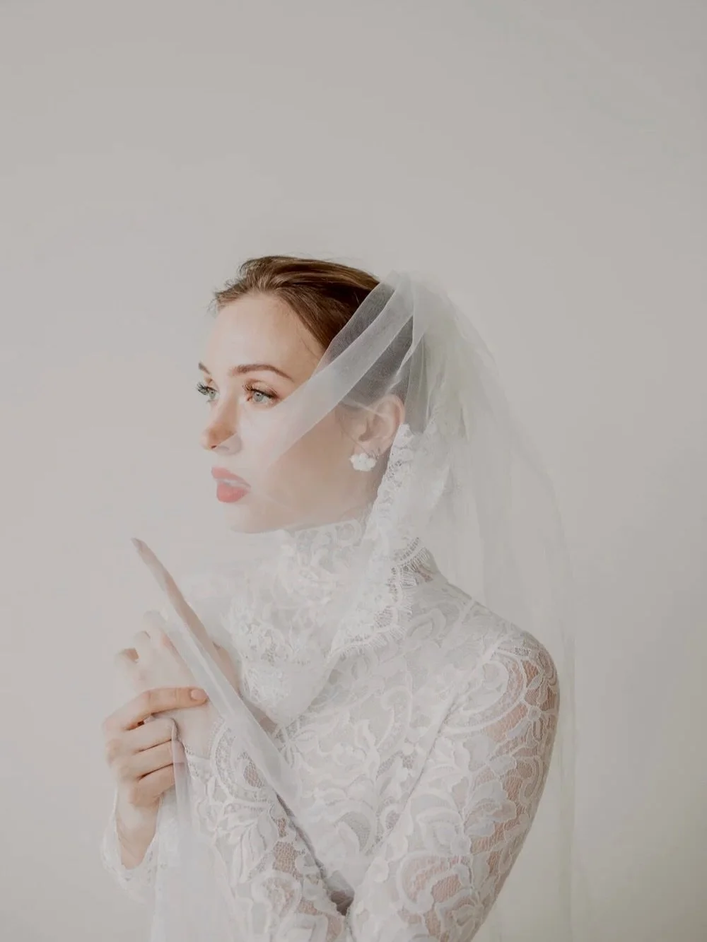 Winter weddings have a quiet kind of magic ✨
There&rsquo;s something incredibly beautiful about saying &ldquo;I do&rdquo; during the coldest season of the year. The soft light, the crisp air, and the cozy atmosphere create an intimacy that feels time