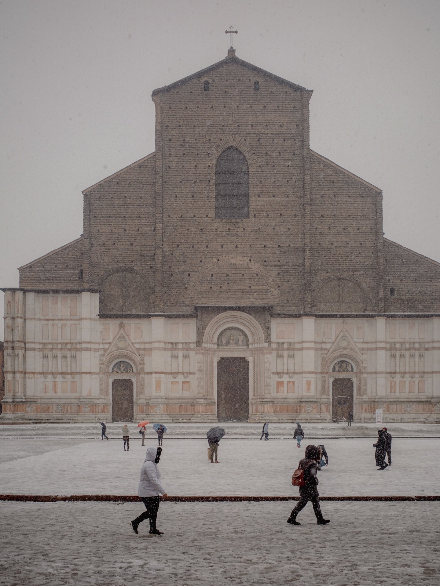 Yesterday, under falling snow, I stepped outside with my camera, not my Canon but my pretty small ricoh.
I crossed silent, snow-covered parks and familiar streets transformed into something new.
Snow has this quiet magic: it makes us all a little mor
