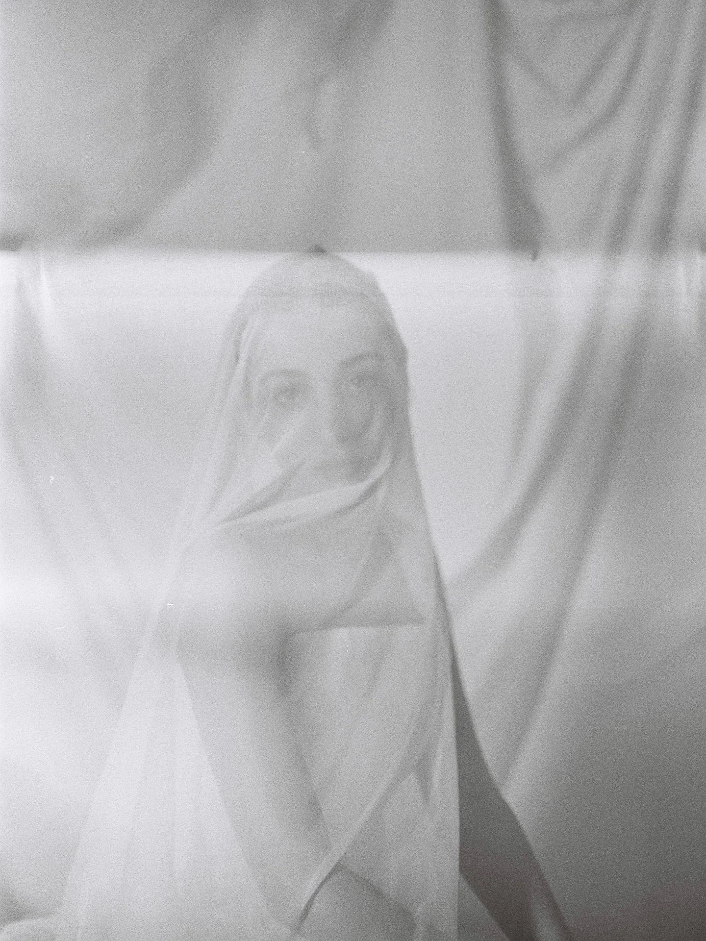 The soul is never touched by speed.
Only by what vibrates at the right frequency.

Film photography knows this.
It doesn&rsquo;t rush, it doesn&rsquo;t multiply.
It waits. It listens. It stays.

Presence has a sound you can&rsquo;t fake &mdash;
a qui