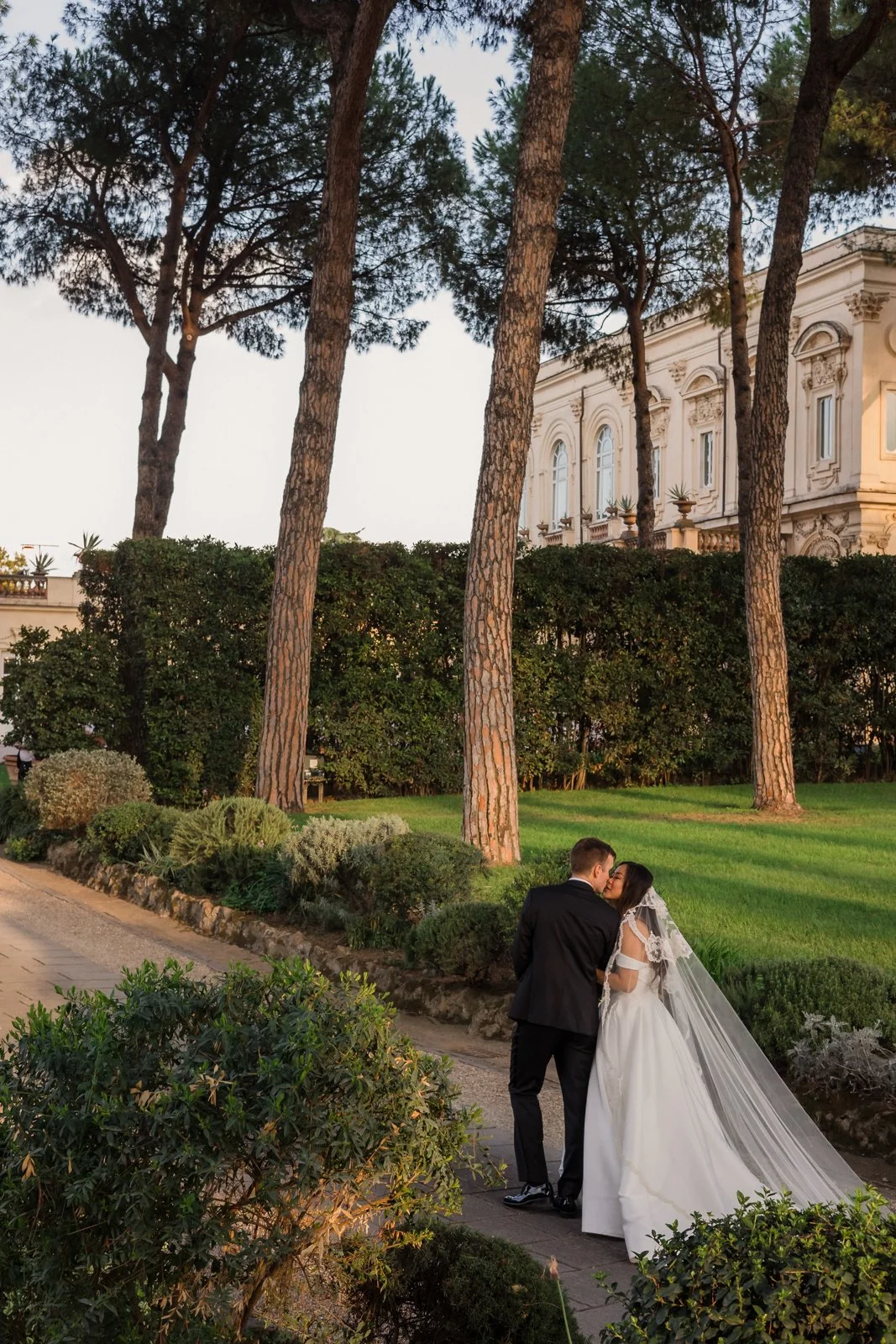 villaaurelia_couple_kiss_rome_vanessailli.jpg