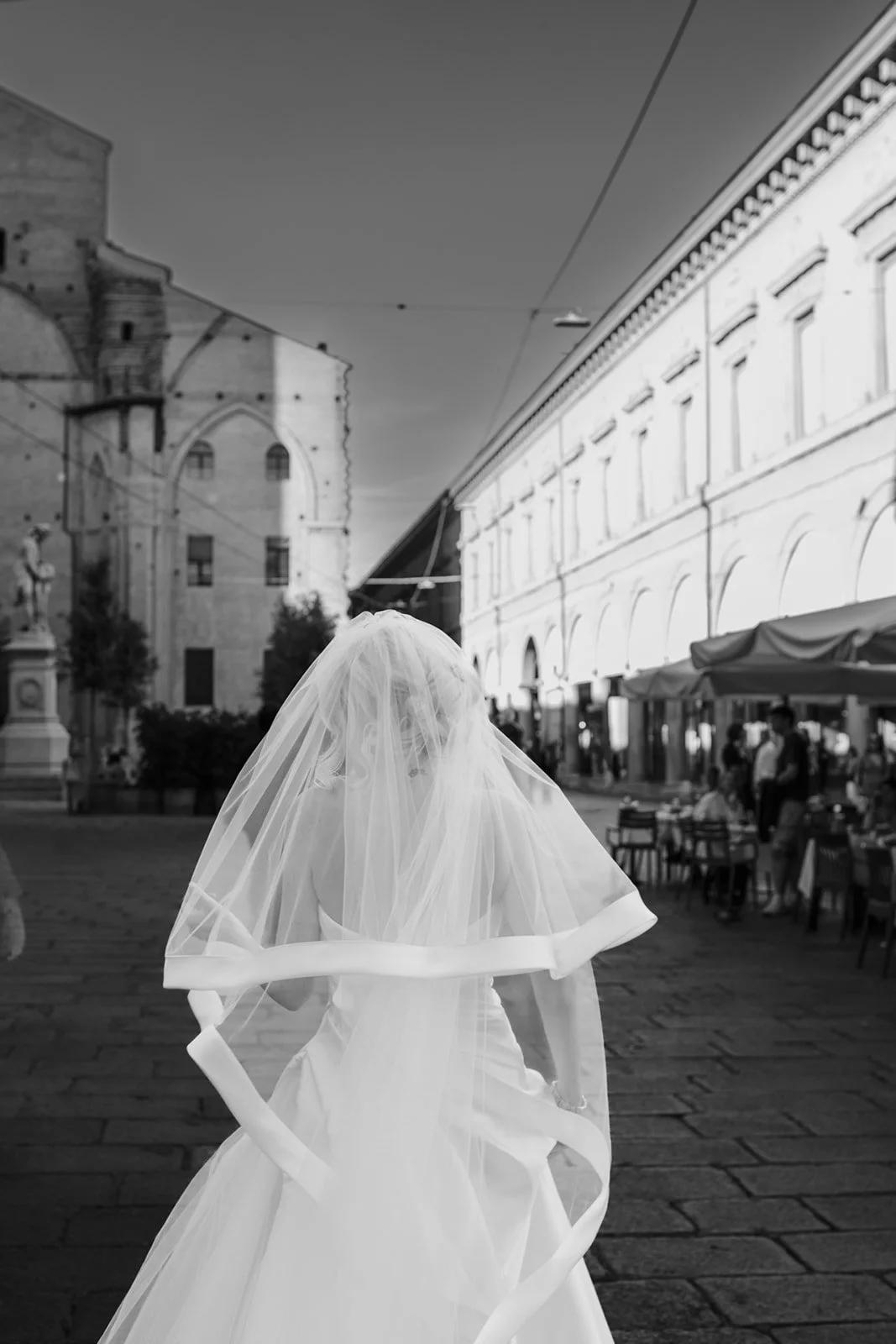 bride_piazzagalvani_bologna_vanessailli.jpg