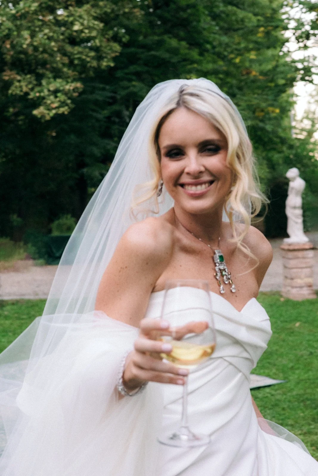 bride_portrait_cheers_bologna.jpg