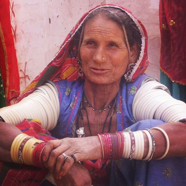 Old woman in a village in BIkaner

#inde #india #bandhan #bandhantravel #agencedevoyageeninde #agencedevoyagefrancophone #voyagesurmesure #voyageeninde

#tailormadetravel #travelphotography #travelindia #travelagency #indianculture

#bikaner #indianv