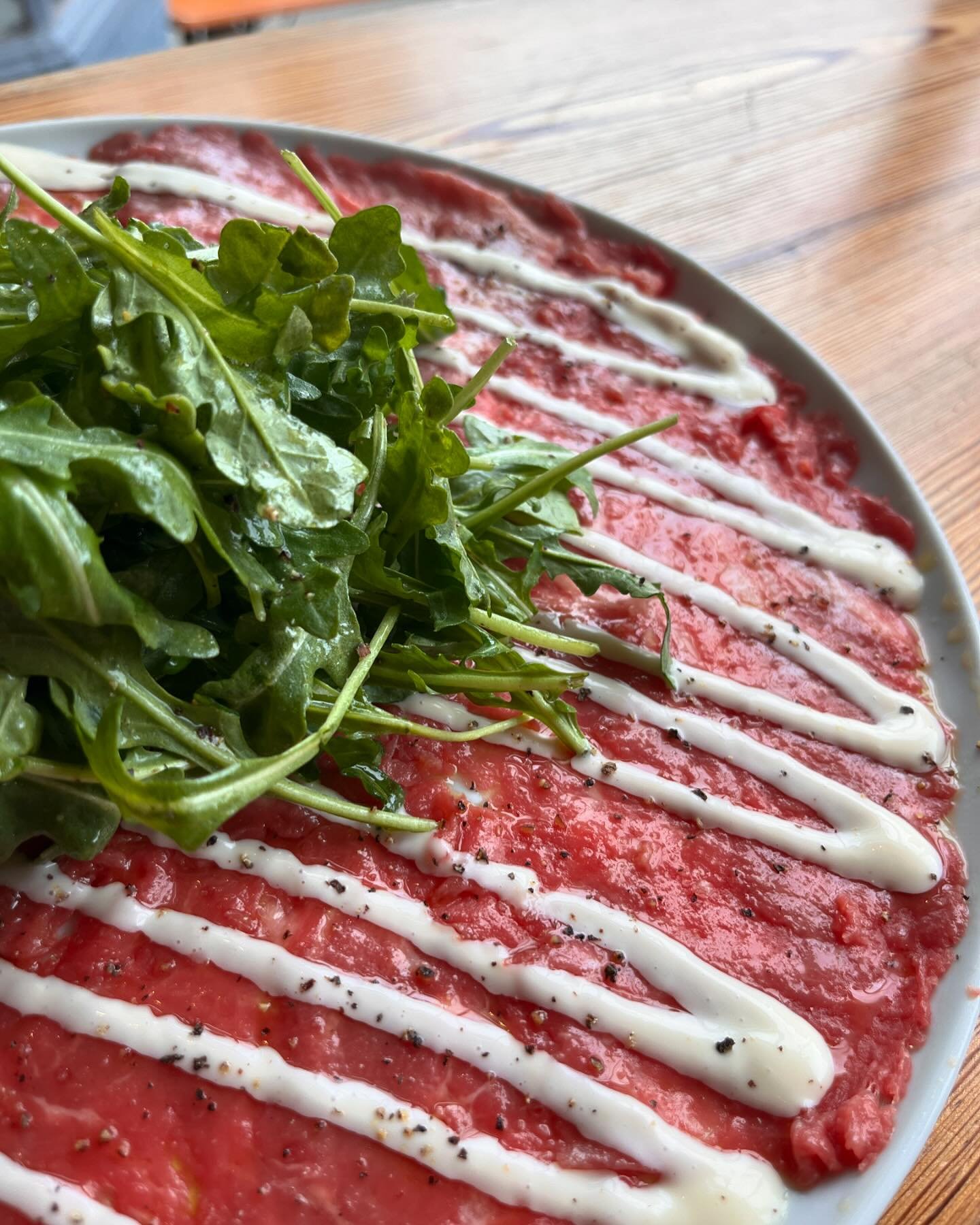 Beef carpaccio, kicking it old school here ala Harry&rsquo;s Bar. No smoke and mirrors here. Pounded beef, garlic/anchovie drizzle and some arugula with @groveandvine oil. 
.
.
.
#beefcarpaccio #garlic #anchovies #notpasta #droppastanotbombs
