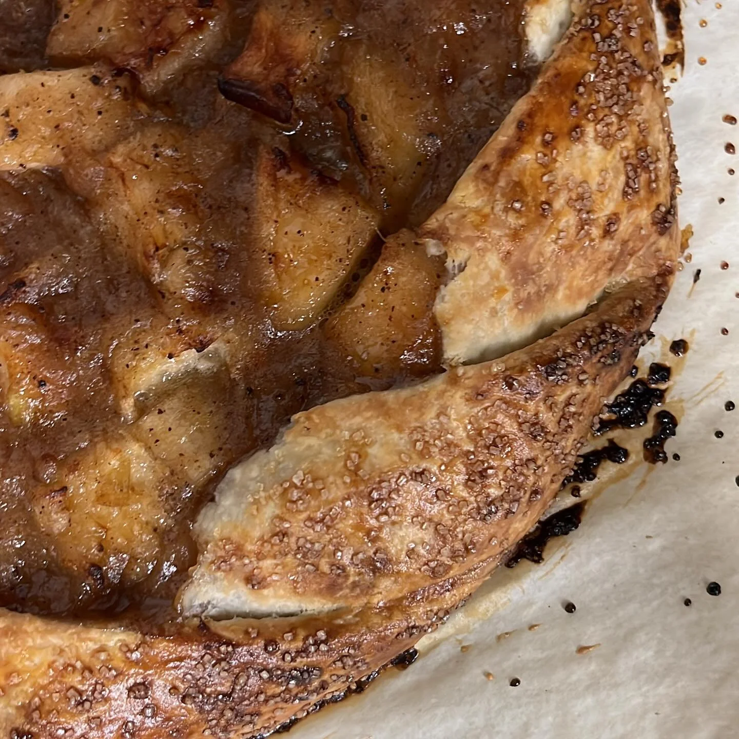 Johnny Apple Crostata, @samascottorchards Apples and a prefect crust from @smugglinbanjos make for one hell of a way to end a meal. Oh, and throw a big old scoop of vanilla gelato on top to guild the Lilly. 
.
.
.
#applepie #applecrostata #gelato #pi