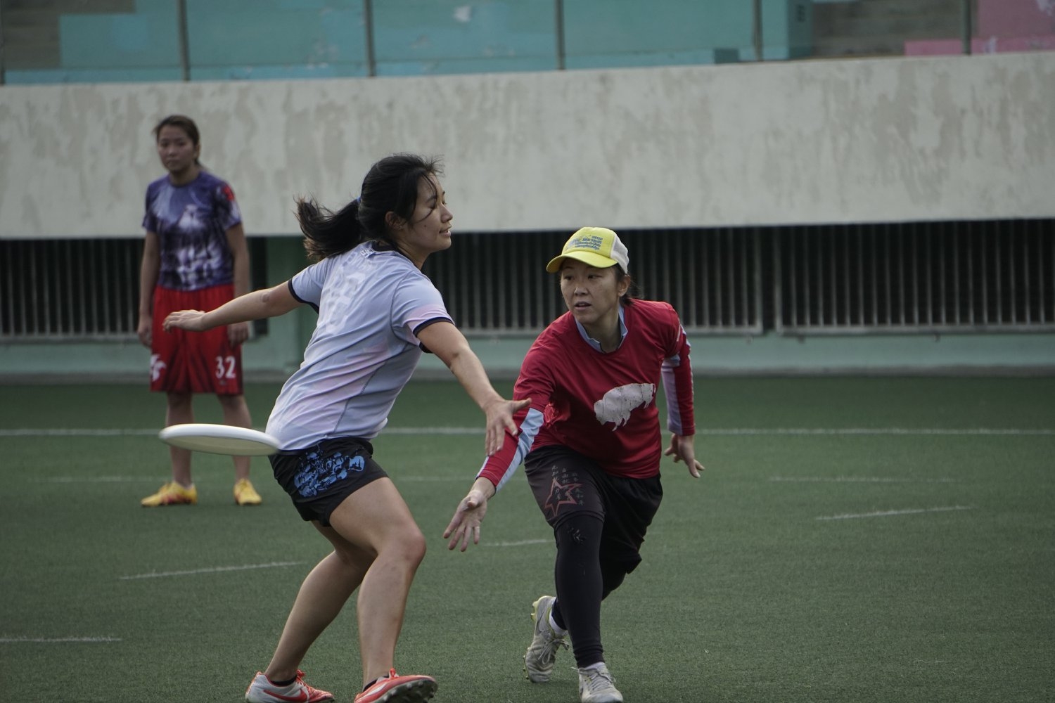 Throwing a disc against Flo.jpg