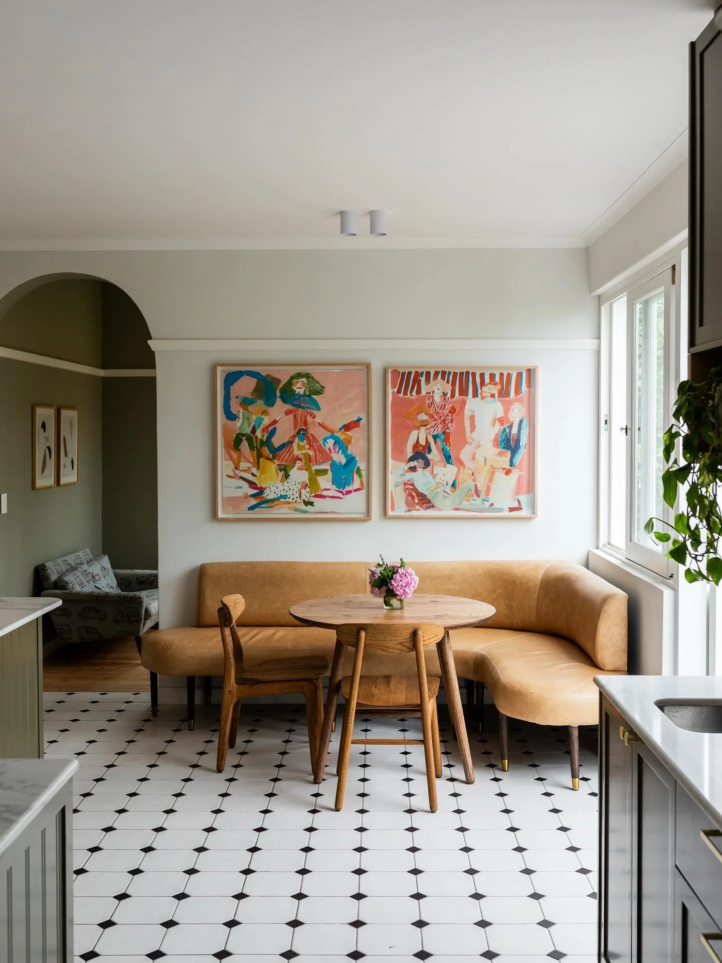A custom banquette seat in the kitchen at House R becomes the heart of the kitchen. A perfect gathering spot for the whole family for breakfast, lunch or dinner and an easy transition to a kids homework or work from home spot.

One of my favourite no