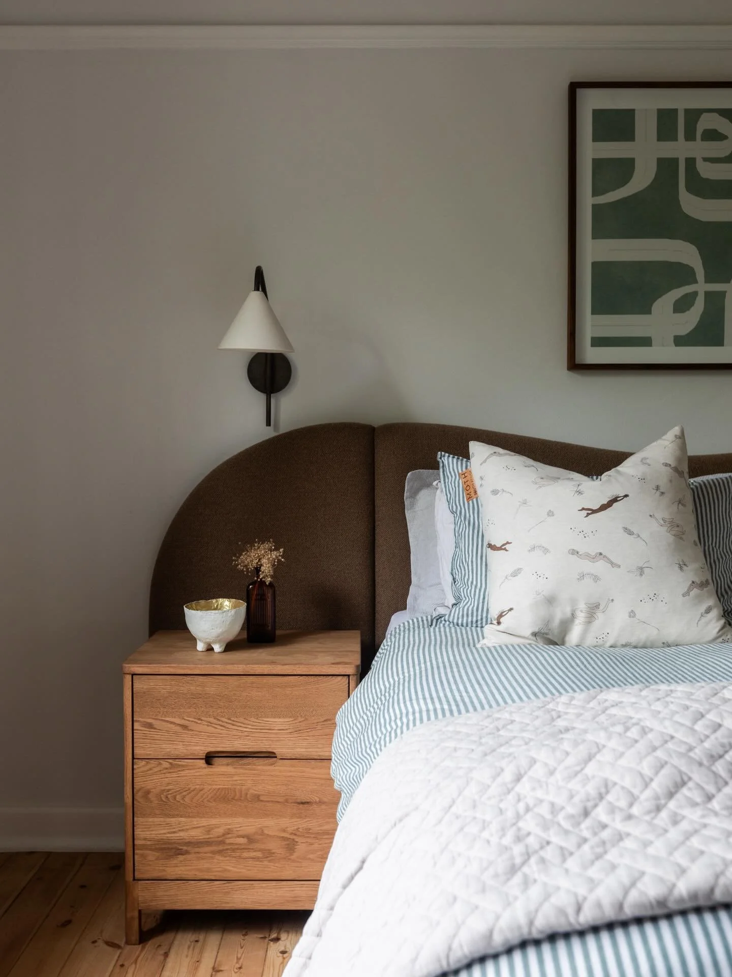 Soft curves in all the right places 🤍

The main bedroom and bathroom at House R borrow these gorgeous arches from the living area, keeping things soft and flowy. Add in warm browns and cozy boucle and this main suite is giving a hug in home form 🤍
