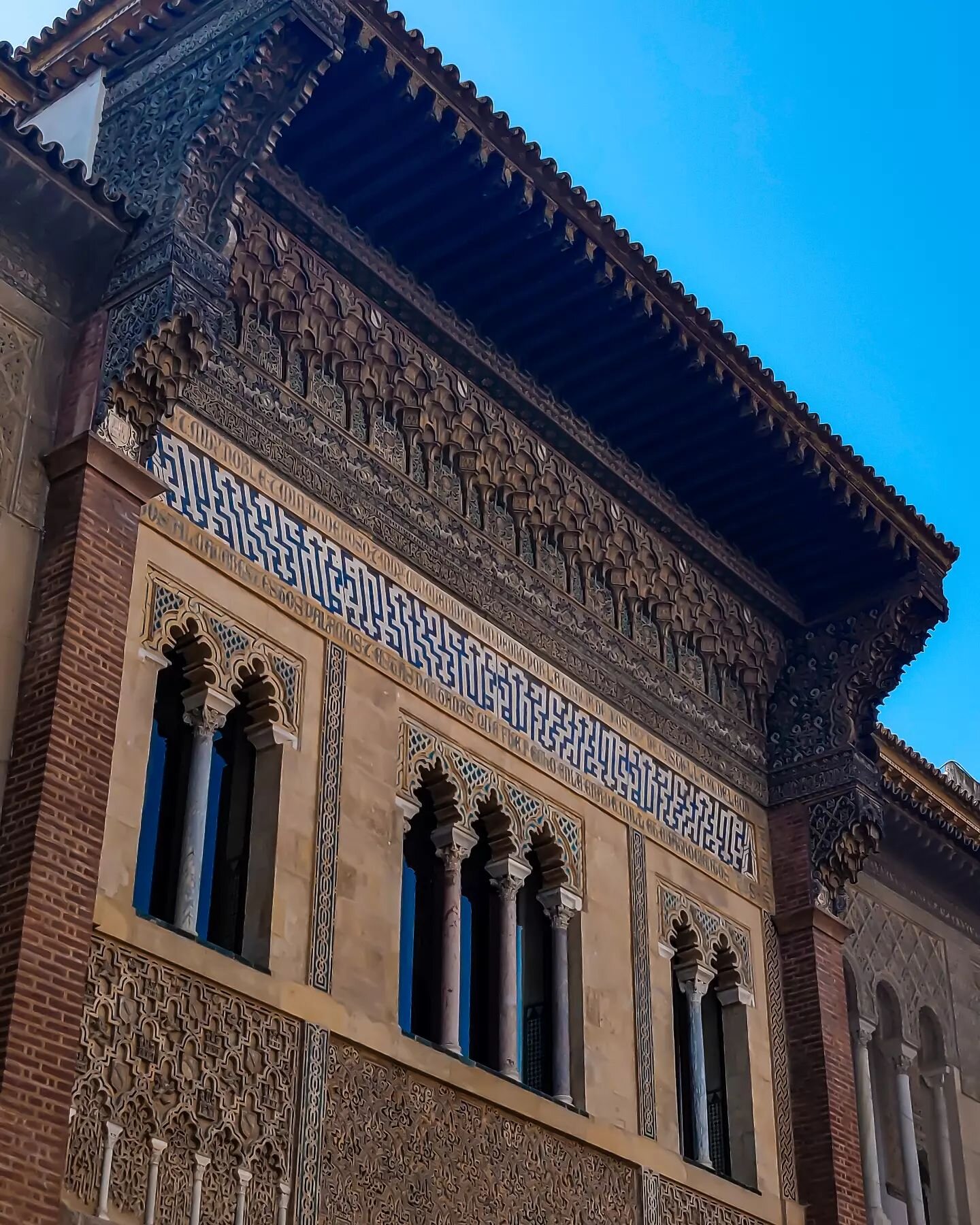 Reminiscing the stunning beauty of Seville Alcazar 🏰 The intricate details of the palace, inspired by the Moors, the lush gardens, and the rich history behind its walls make it a truly magnificent place to visit. It's no wonder why it's considered o